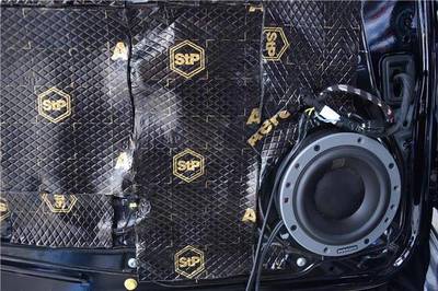 靓声夺人:奔驰R320汽车音响改装--昆明发烧友汽车音响
